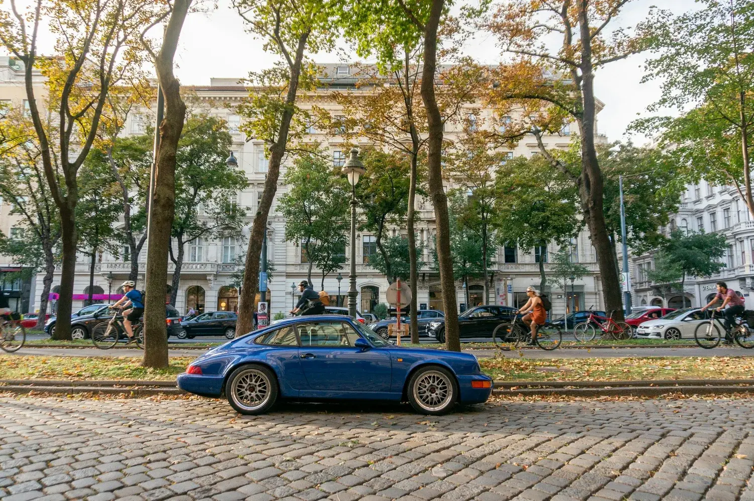 Inside the Louis Vuitton x Singer Porsche 911 Divide (figure 4)